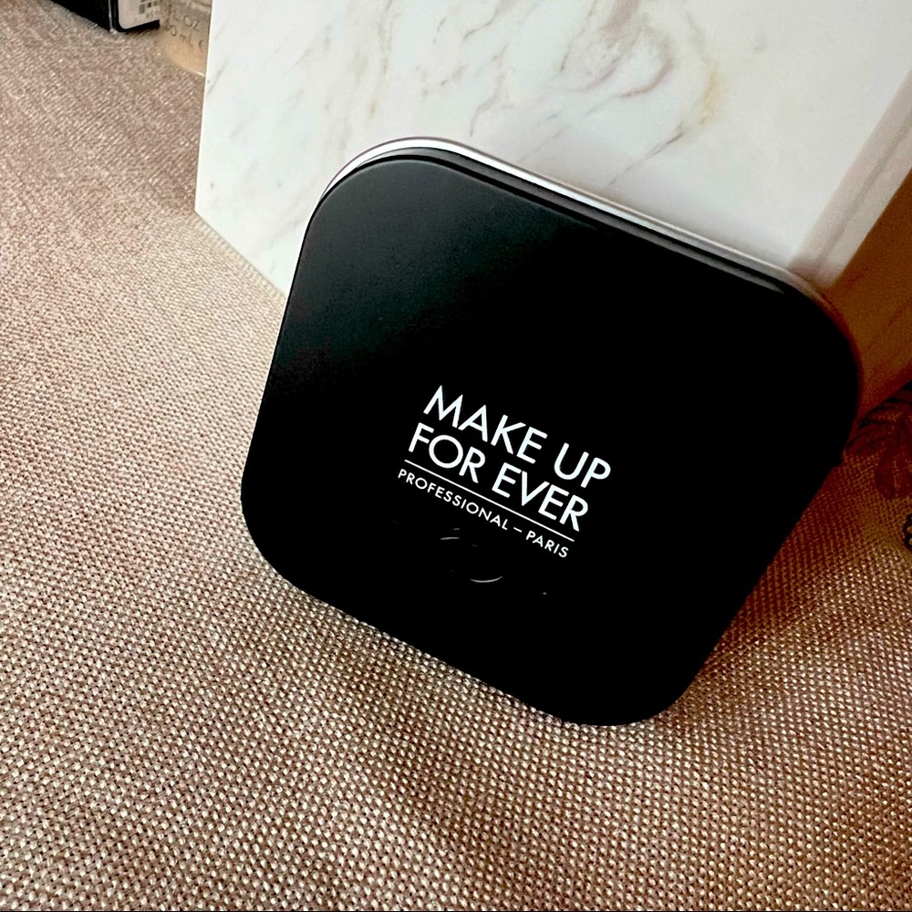 Almost Brand New Refillable Makeup forever Palette W/two Blush Powder